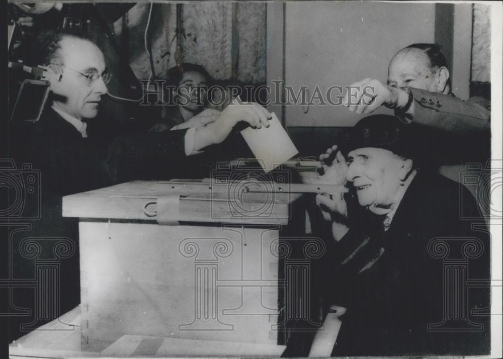 1958 Press Photo Signora Vittoria Segre Lussi Votes In Italian Elections - Historic Images