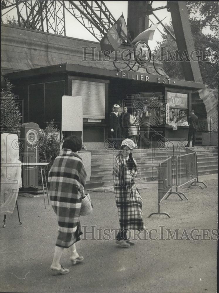 1968 Press Photo Summer Tourists Cold Weather Eiffel Tower Visit Paris France - Historic Images