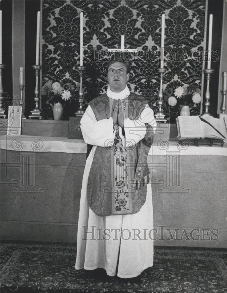 Press Photo Rev. Cavell Northam gives the blessing from the altar - Historic Images