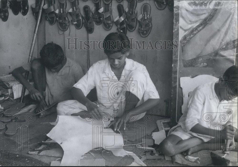 Press Photo Indian boys making sandals in Mysore - Historic Images
