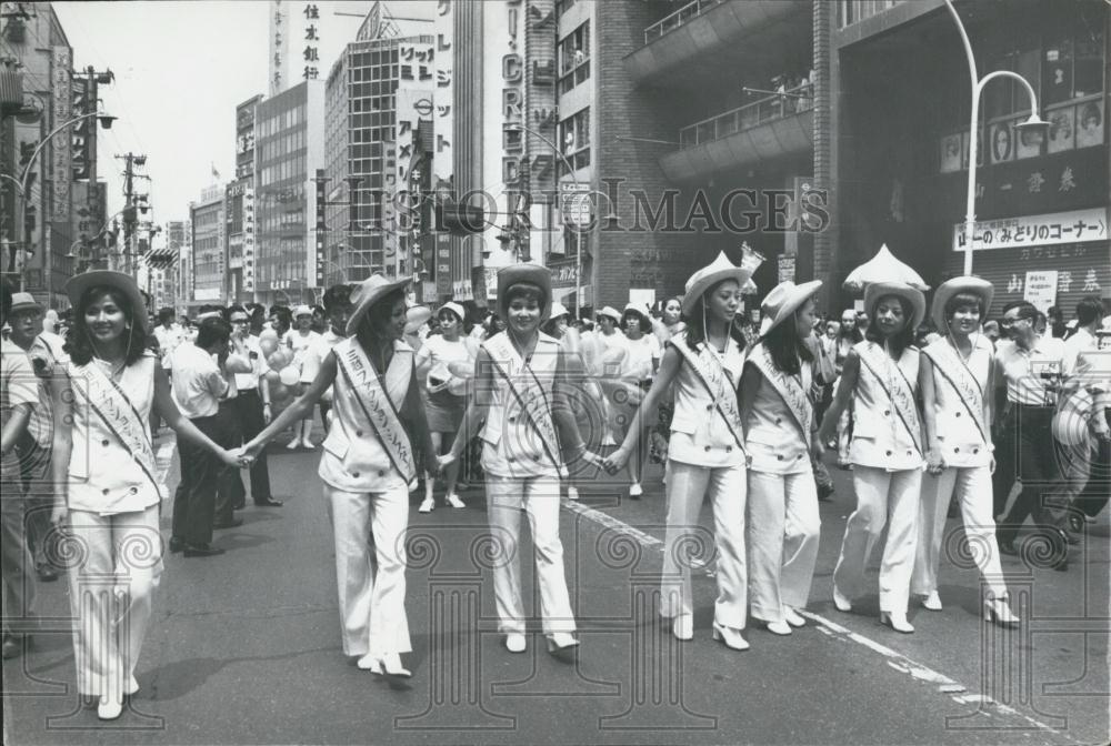 Press Photo Japanese Girls In Summer Costumes Direct Shoppers Shinjuku Tokyo - Historic Images