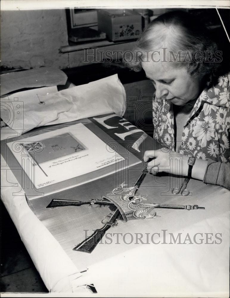 Press Photo embroidered are these crossed rifles inside the Crown - Historic Images