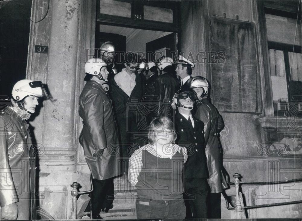 1973 Press Photo A Demonstrator In Occupied House Is Arrested In Hamburg - Historic Images