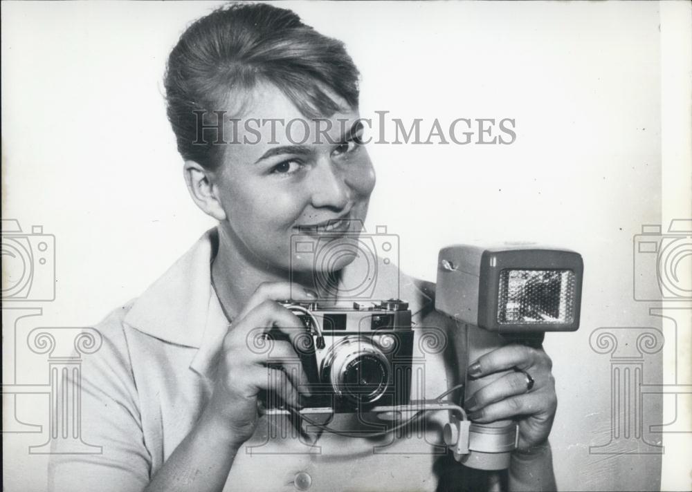 1959 Press Photo New Flashlight Mecablitz Source Of Current Dryft-Accumulator - Historic Images