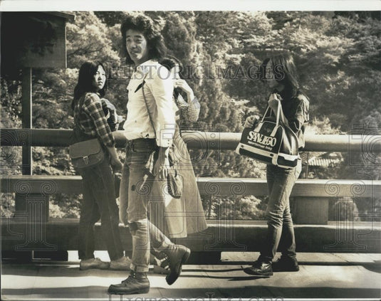 1975 Press Photo Students Visit Religious Temple In Kyoto Japan - Historic Images