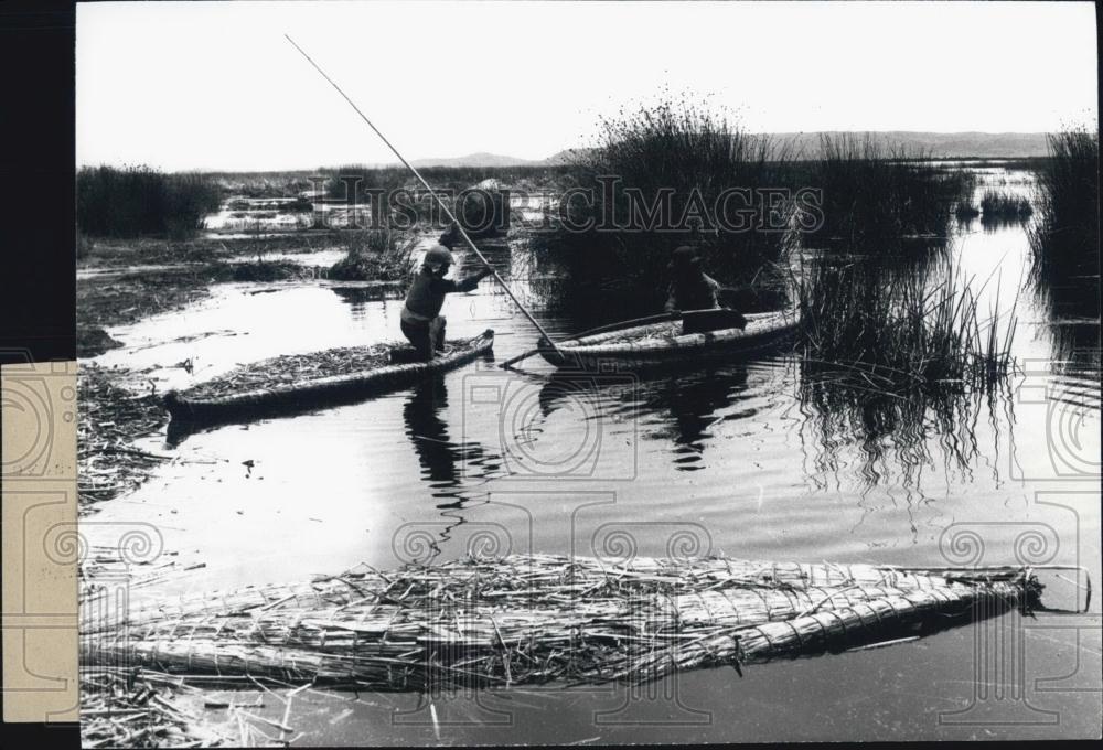 1971 Press Photo Peruvian Uros Man Working Rattan Boats Titicaca Lake - Historic Images