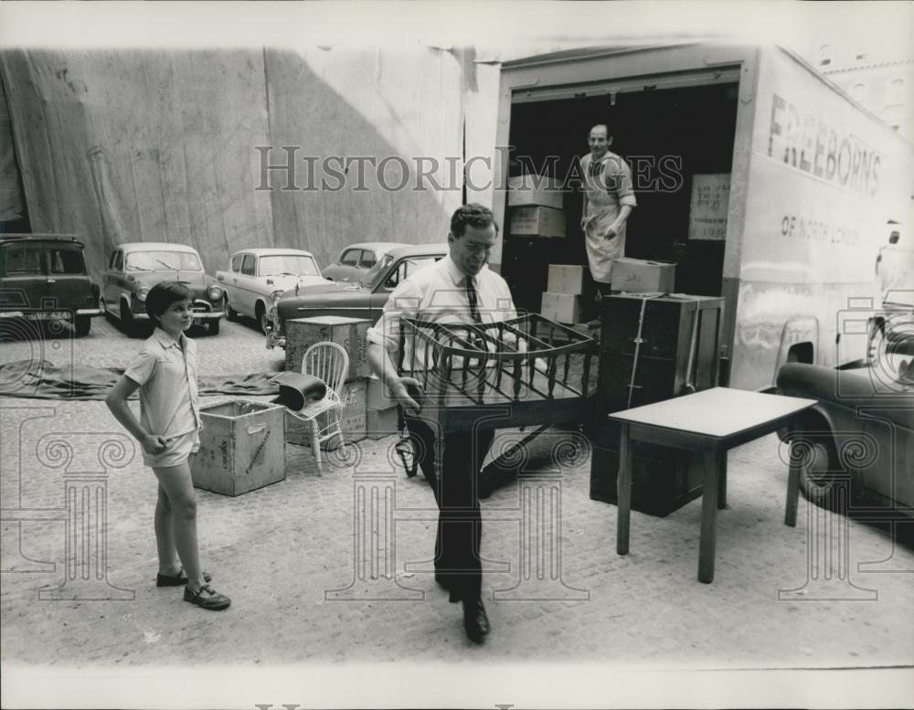 1966 Press Photo Defence minster moves into new flat - Historic Images