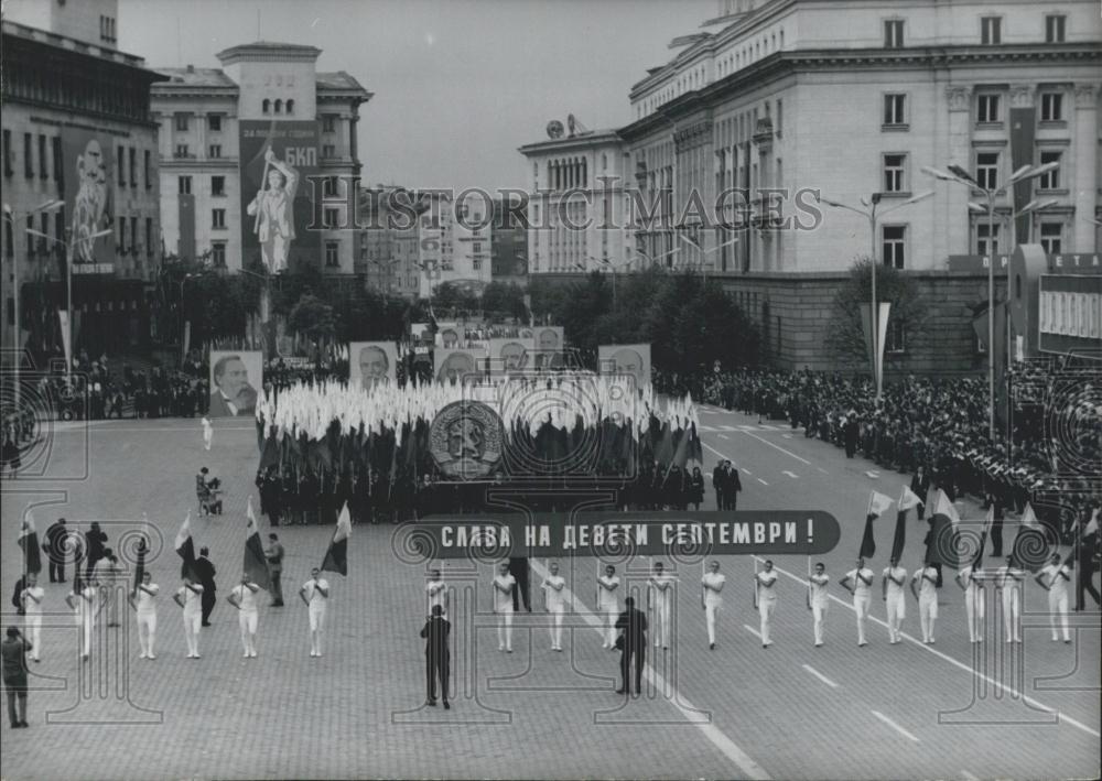 1968 Press Photo Sofia Working People Bulgarian National Holiday Procession - Historic Images