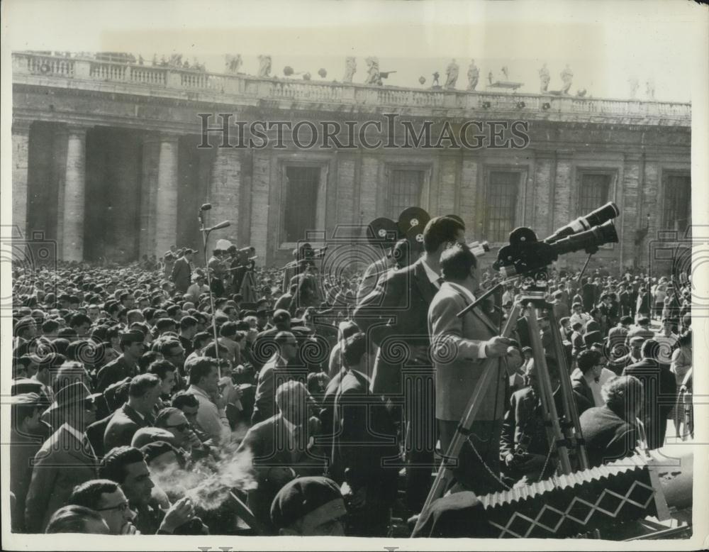 Press Photo Photographers in St Peter&#39;s Square During Papal Elections - Historic Images