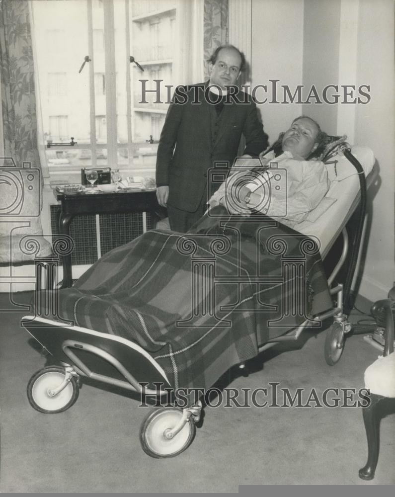 1964 Press Photo Author Paul Bates launches his new book from bed - Historic Images