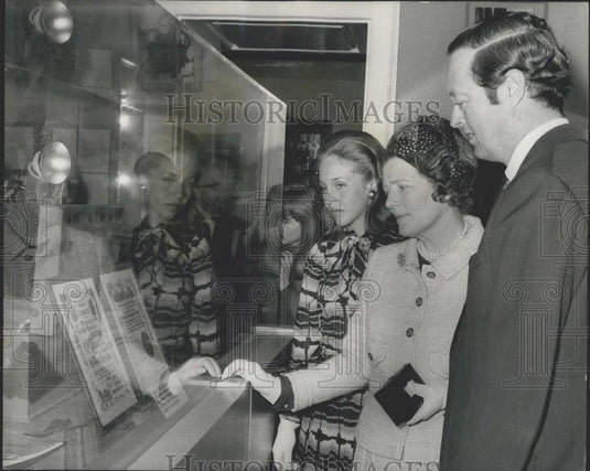 1974 Press Photo Duke of Marlborough and his wife & Lady Soames (centre) - Historic Images
