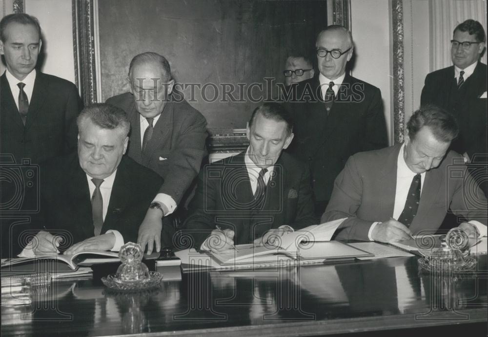 1968 Press Photo V.G. Bakaev Minister Merchant Marine Soviet Union G.O. Roberts - Historic Images
