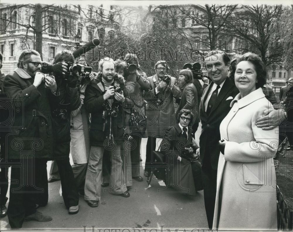 1976 Press Photo The Chancellor goes for a morning stroll - Historic Images