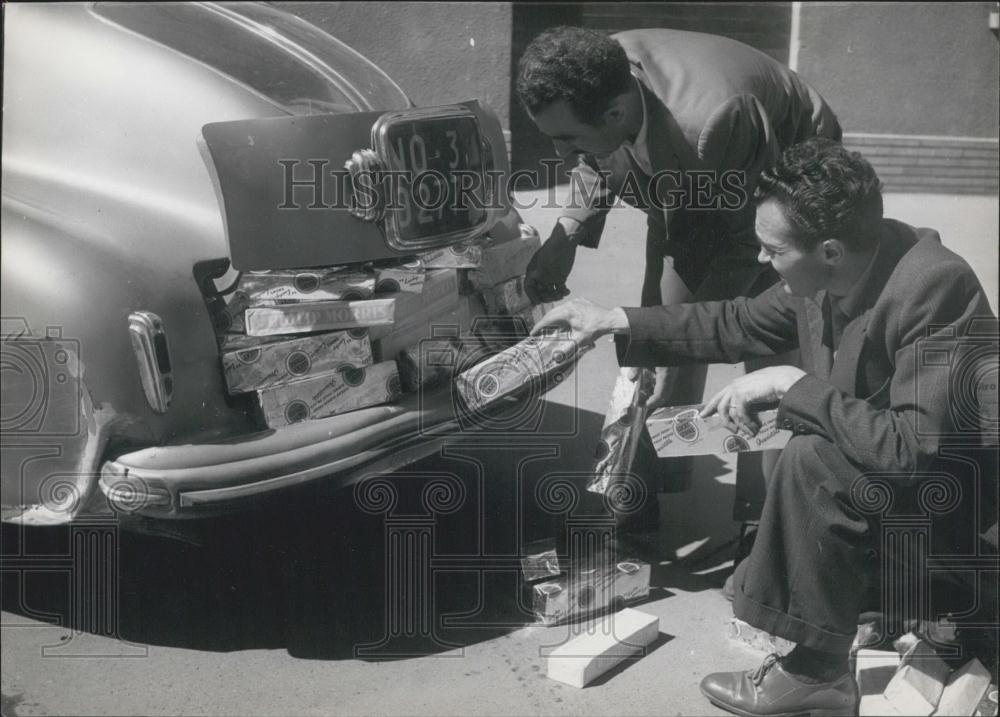 Press Photo Milan Officers Confiscate Cigarette Contraband From Switzerland - Historic Images