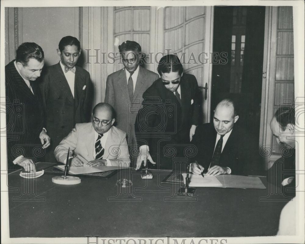 1954 Press Photo Dr. Mahmoud Fawzi Egypt Shirley Coria Ceylon agreement trade - Historic Images