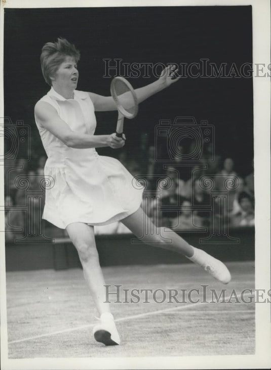 1958 Press Photo 4 Day Of Wimbledon Champs Catherine Truman In Play Vs V. Gill R - Historic Images