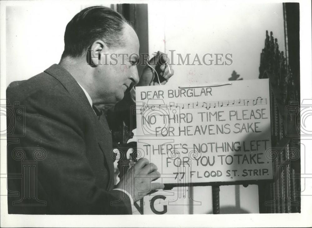 1960 Press Photo Orchestra Leader George Melachrino and sign he posted - Historic Images