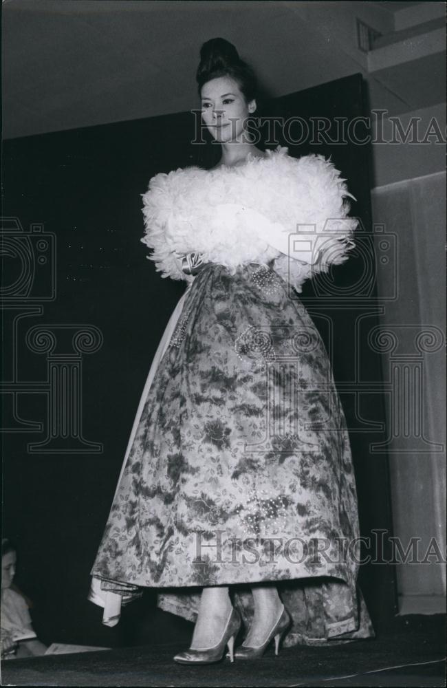 Press Photo Model Walks Runway In Dress - Historic Images