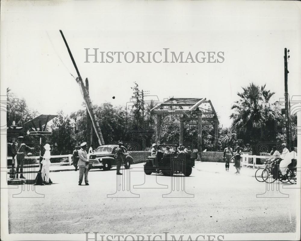 Press Photo British Army authorities blockade roads in Ismalia - Historic Images