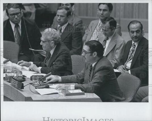 1977 Press Photo Greece Representative Emmanuel Magalokonolis Addresses Council - Historic Images