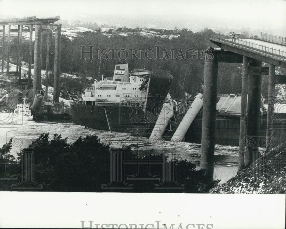 1980 Press Photo Sweden Star Clipper Ship Hit Bridge - Historic Images