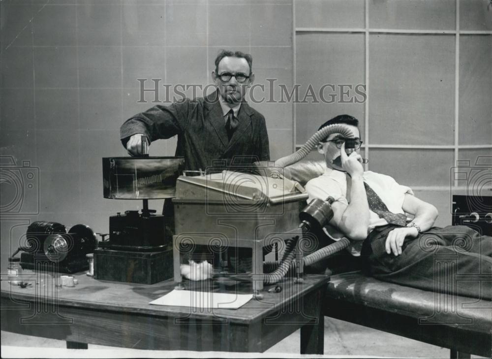 1953 Press Photo H.N. Ling operates the machine. on test subject R. T. Smith - Historic Images