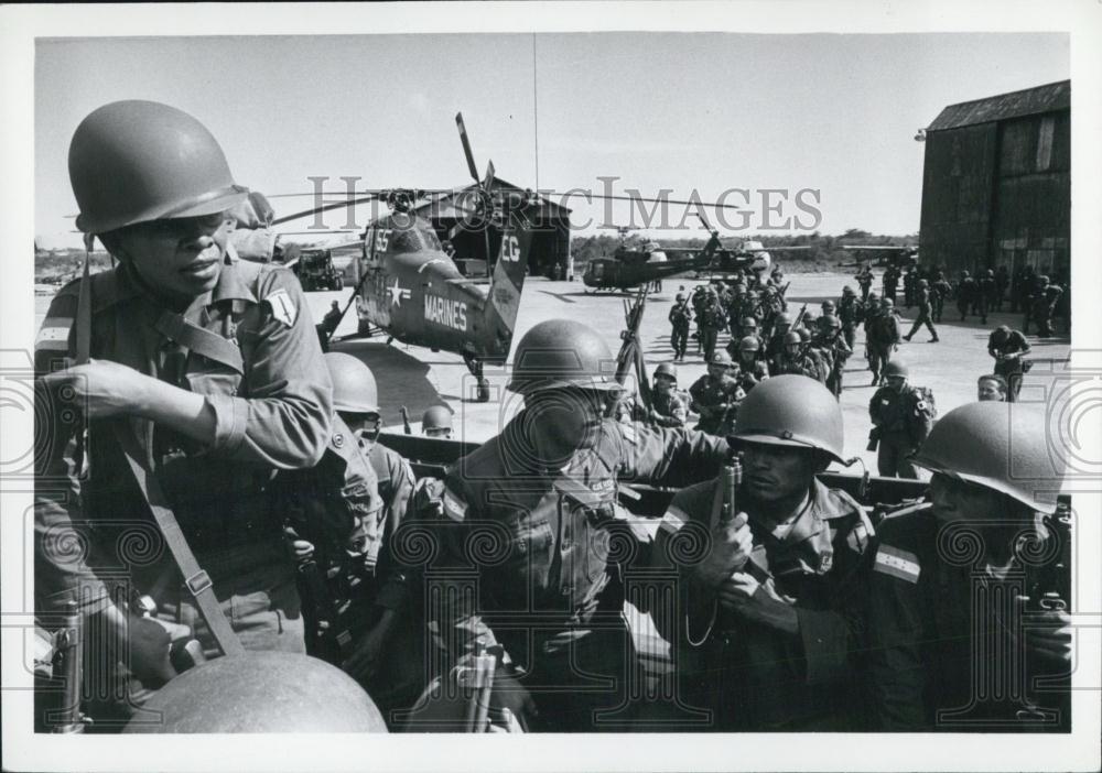 Press Photo First Honduran troops landed in Santo Domingo - Historic Images