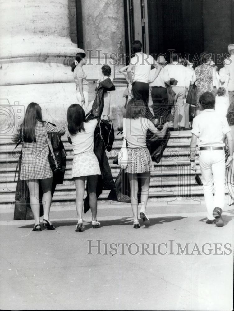 1972 Press Photo Vatican allowed immodestly dressed persons to enter St. Peter&#39;s - Historic Images