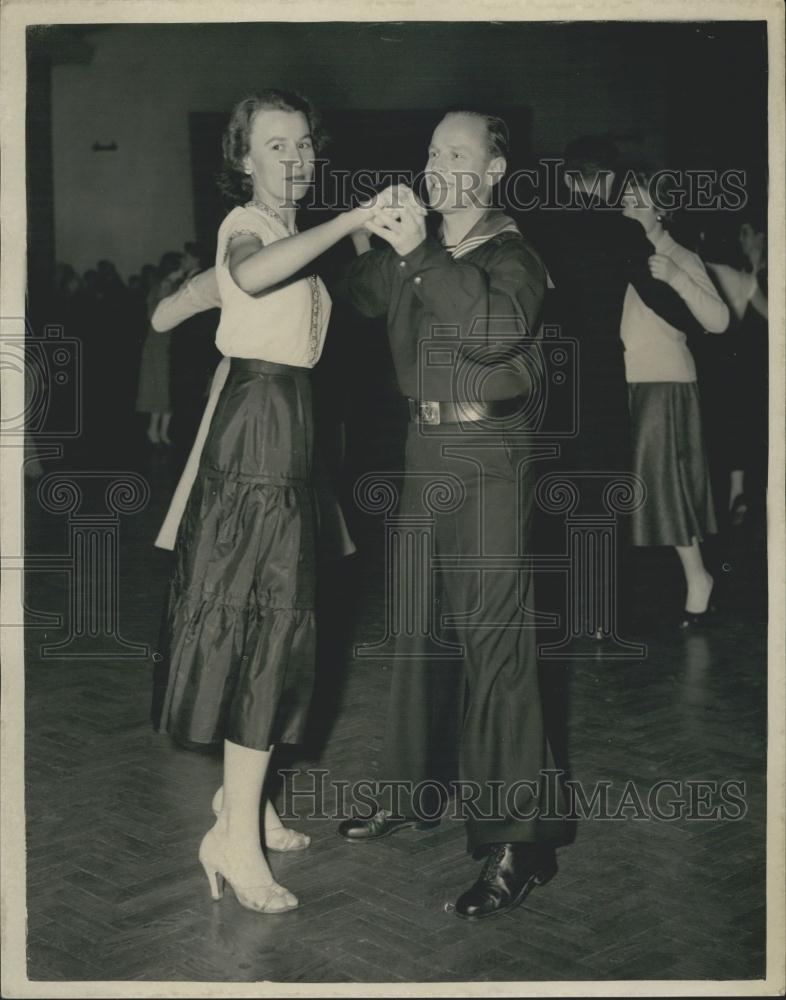 1955 Press Photo AB Efevorrist of Russian Navy, Jean Bennett of Portsmouth - Historic Images