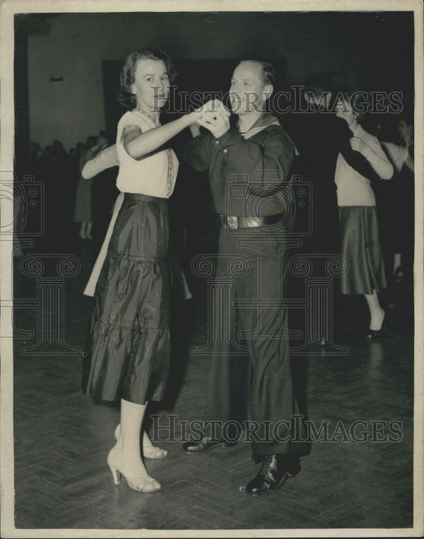 1955 Press Photo AB Efevorrist of Russian Navy, Jean Bennett of Portsm ...
