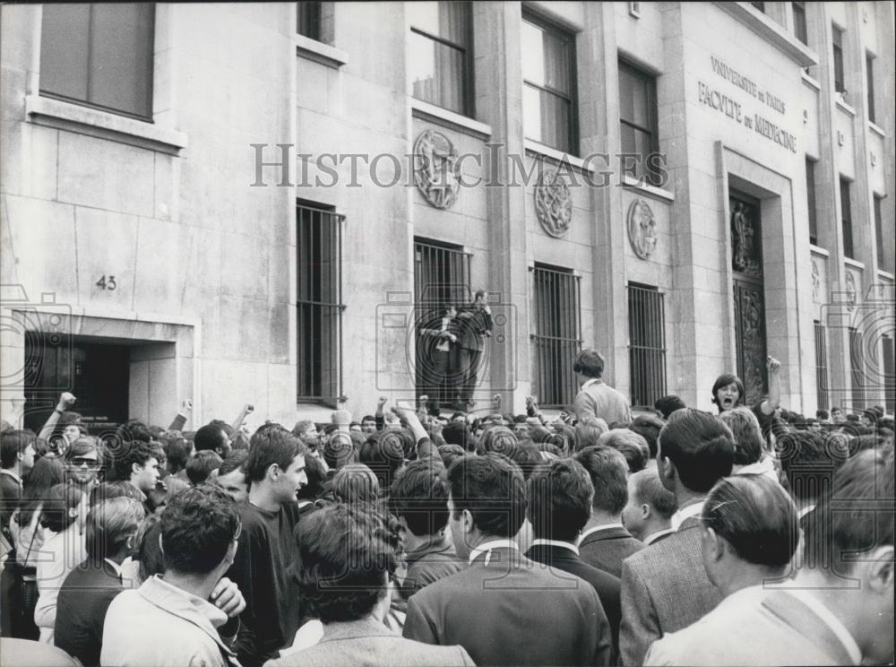 1968 Press Photo Paris Medical School with a group of rebel students - Historic Images