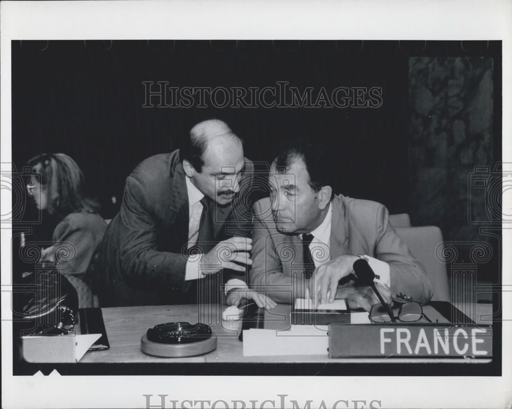 1990 Press Photo UN: Kuwaiti M A. Abulhasan &amp; French Pierre-Louis Blanc - Historic Images