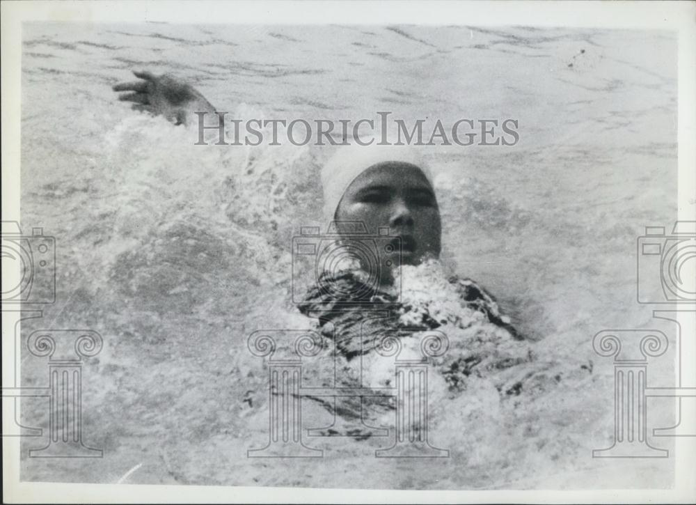 1960 Press Photo Japanese girl swimmer Sakato Tanaka - Historic Images