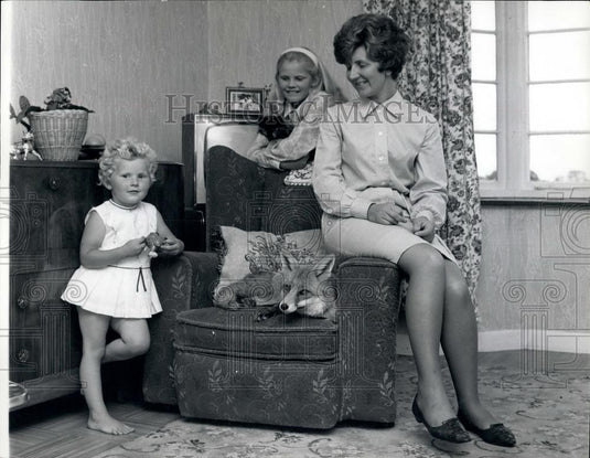 Press Photo A Fox In A Living Room With A Woman And Two Children - Historic Images