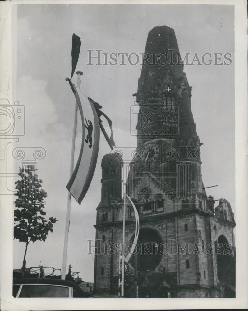 1953 Press Photo West German Tribute To Dead Rioters Flag Halfmast East Germany - Historic Images