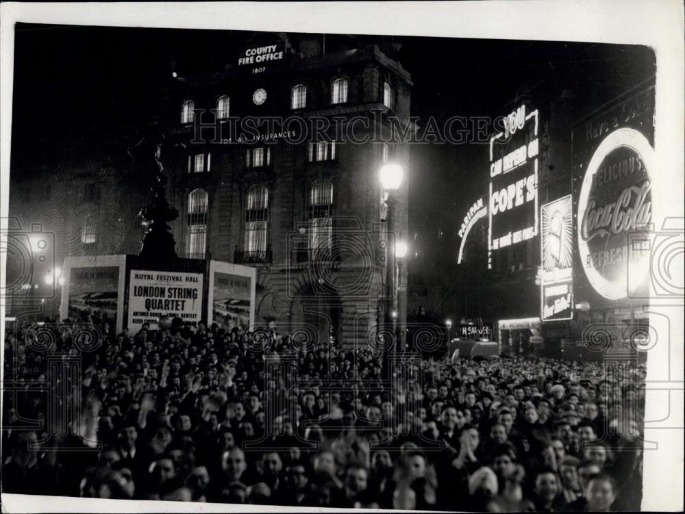 1955 Press Photo Crowds Gather in Piccadilly Circus to Watch Election Results - Historic Images