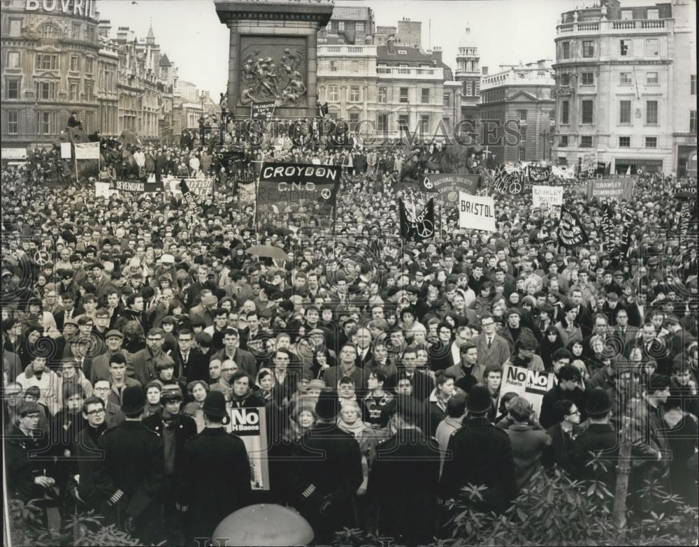 1964 Press Photo Ban the bomb meeting in Trafalgar Square - Historic Images