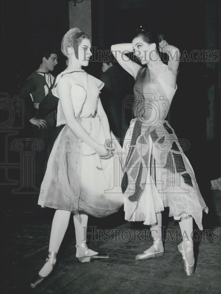 Press Photo Susan Alexander talks with star Anne Heaton between rehearsals - Historic Images