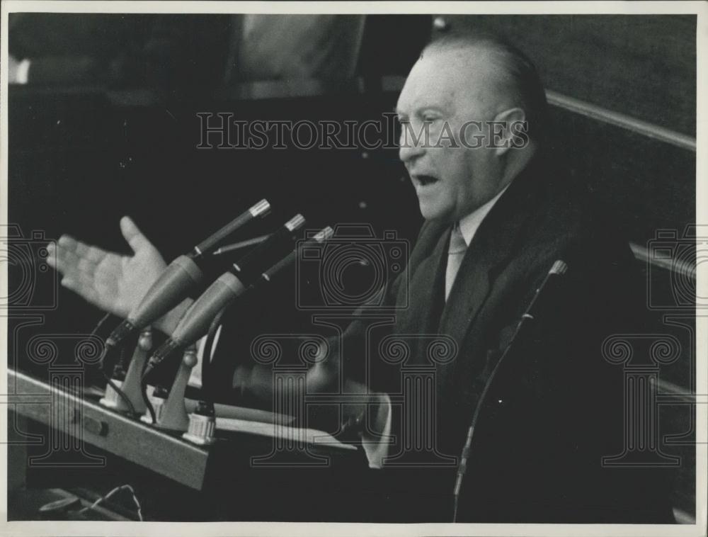 1956 Press Photo Mr. Adeuauer in Berudstag - Historic Images