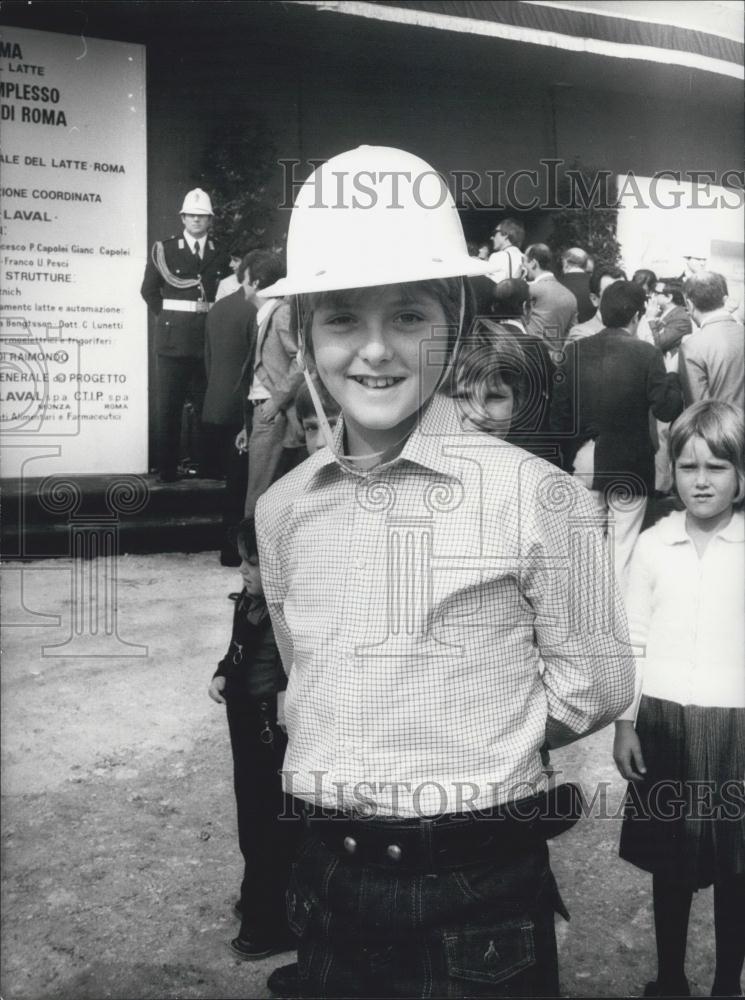 1973 Press Photo Carrado Pesci Son Of Virinus Lisi Wearing Hard Hat - Historic Images