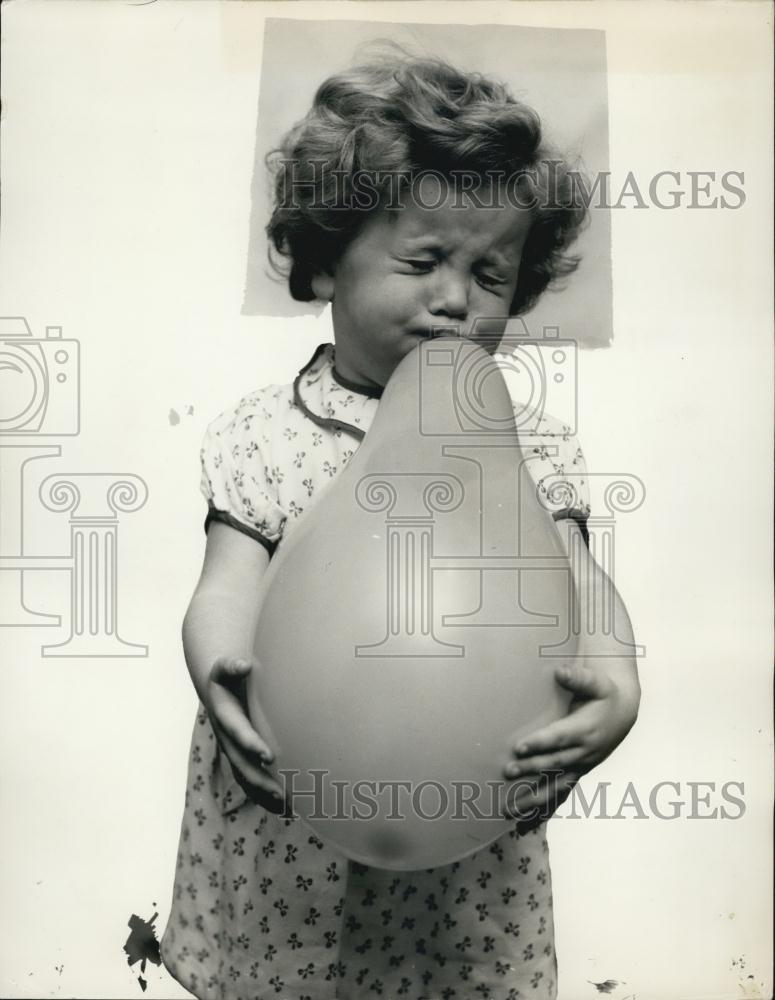 1970 Press Photo Susan Burton, Blowing up a Balloon - Historic Images