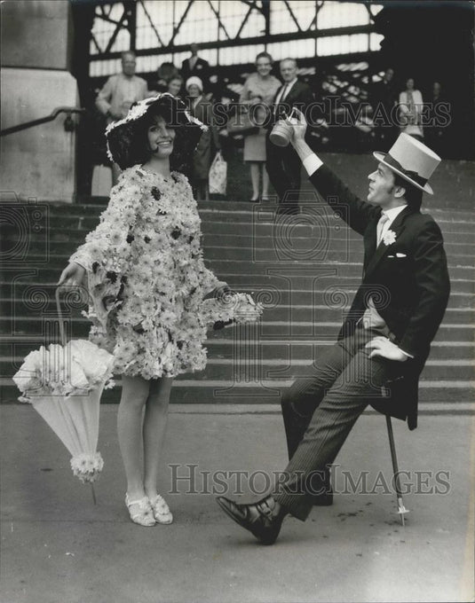 1968 Press Photo Actress Tandy Cronyn Wears Real Flower Dress, Simon Gough - Historic Images