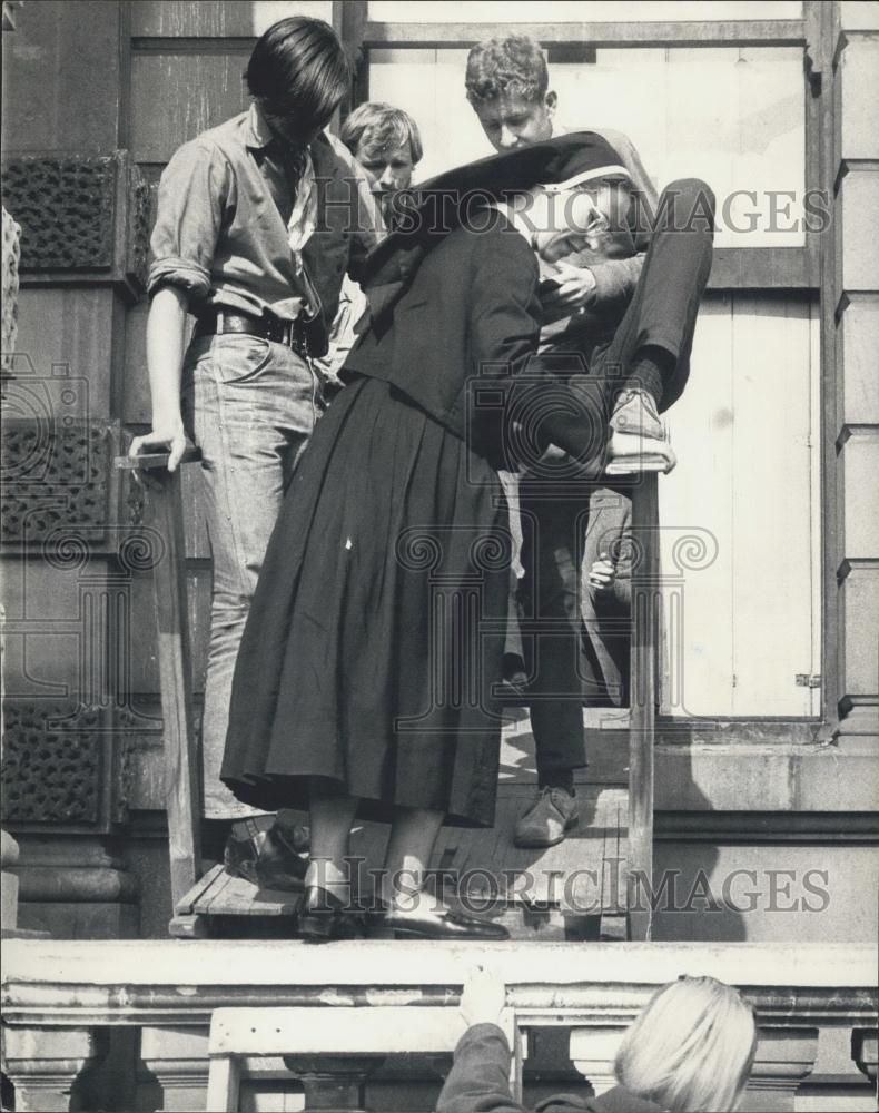 1969 Press Photo Nun Enters 144 Piccadilly Where Hippies Are Squatting - Historic Images