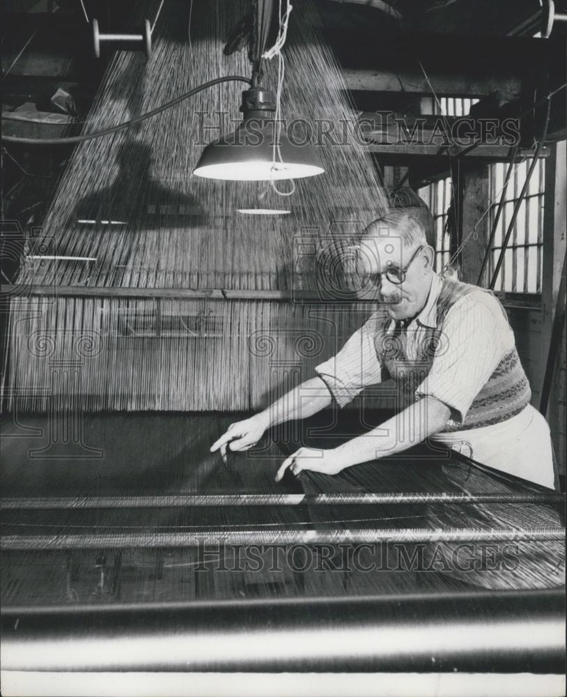 Press Photo William Meara Worked For Warners For 43 Yrs-At Loom For Queen Robes - Historic Images