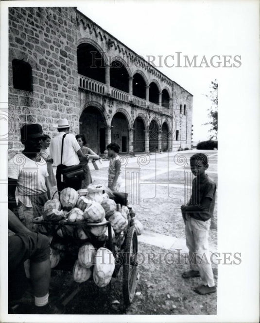 Press Photo Santo Domingo Alcazar the House of Columbus Family-Coconut Vendor - Historic Images