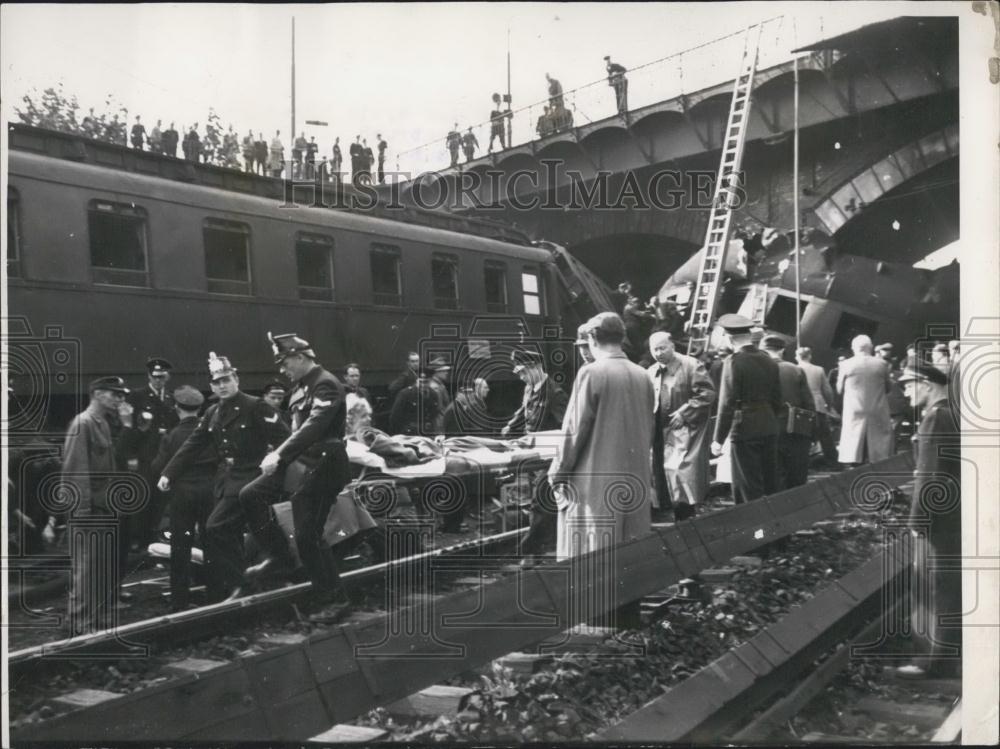 1952 Press Photo Nine Killed In Rail Crash Near Hamburg Thirty-Two Injured - Historic Images