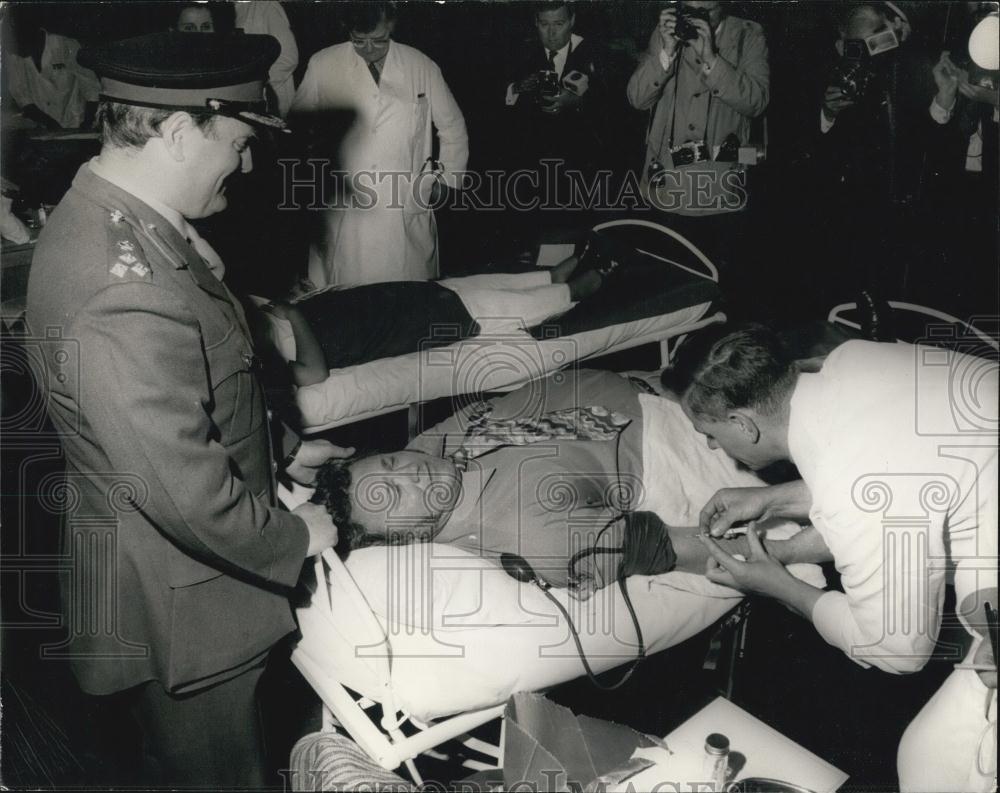 1971 Press Photo Harry Secombe Comedian Donates Blood Brigadier Rowley Mans - Historic Images