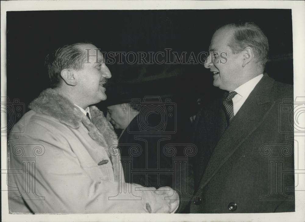 1959 Press Photo Mr. Averoff shakes hands Mr. Selwyn Lloyd Greece Turkey - Historic Images