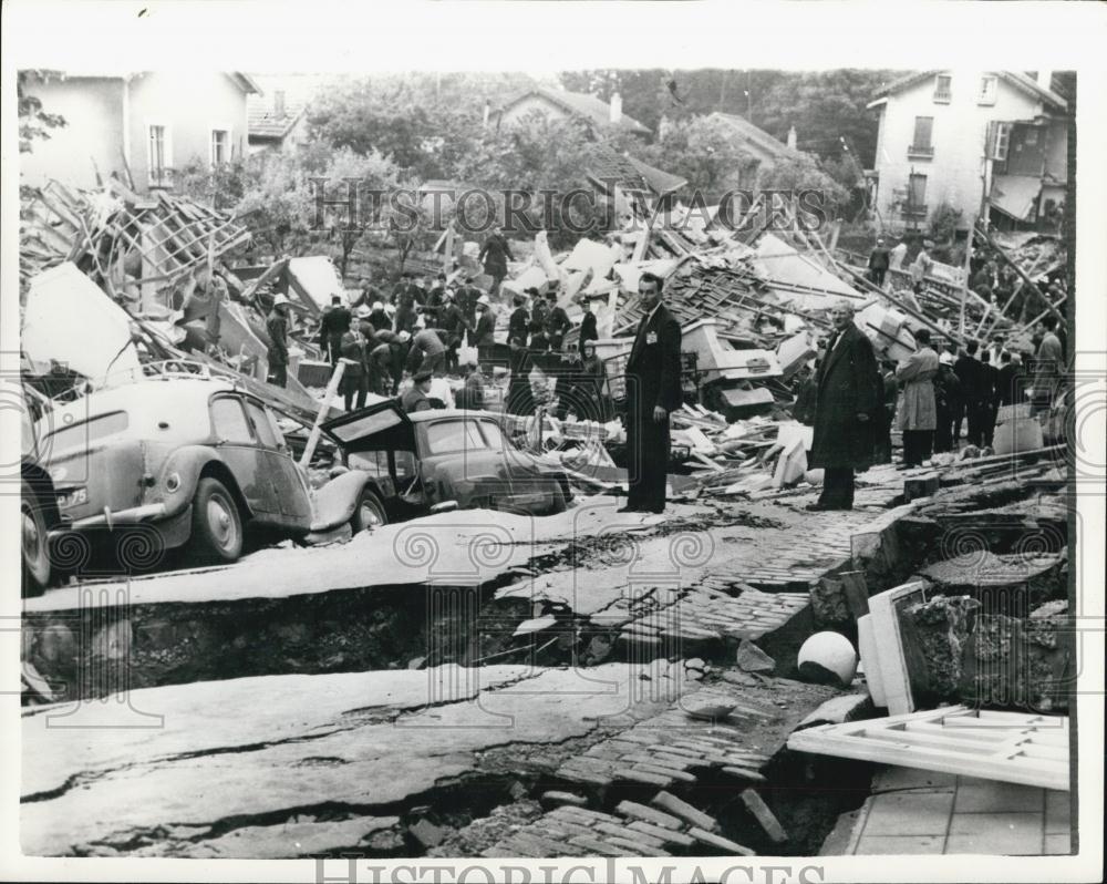 Press Photo Landslide In Paris Suburb. - Historic Images