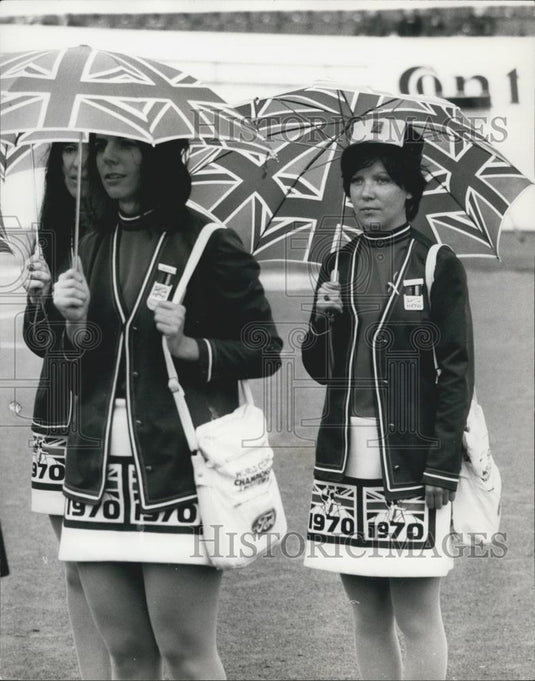 1970 Press Photo Hostesses dressed in Union Jack dresses & matching umbrella's - Historic Images